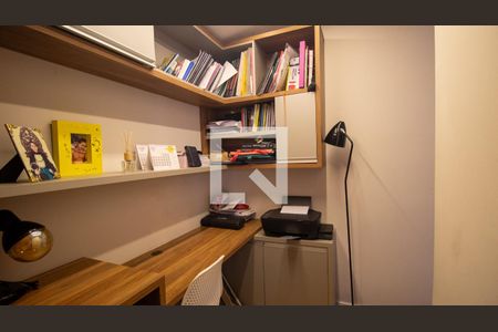 Casa de condomínio à venda com 302m², 5 quartos e 2 vagas Casa de condomínio à venda com 302m², 5 quartos e 2 vagasSuíte 2