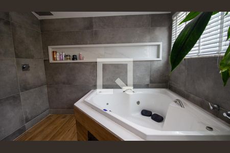 Casa de condomínio à venda com 302m², 5 quartos e 2 vagas Casa de condomínio à venda com 302m², 5 quartos e 2 vagasBanheiro da Suíte 2