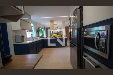 Casa de condomínio à venda com 302m², 5 quartos e 2 vagas Casa de condomínio à venda com 302m², 5 quartos e 2 vagasCozinha