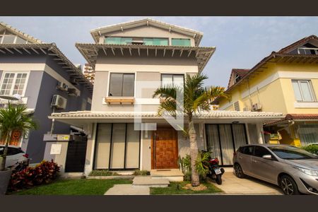 Casa de condomínio à venda com 302m², 5 quartos e 2 vagas Casa de condomínio à venda com 302m², 5 quartos e 2 vagasFachada da Casa