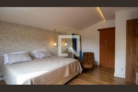 Casa de condomínio à venda com 302m², 5 quartos e 2 vagas Casa de condomínio à venda com 302m², 5 quartos e 2 vagasSuíte 2