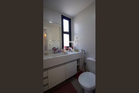 Casa de condomínio à venda com 302m², 5 quartos e 2 vagas Casa de condomínio à venda com 302m², 5 quartos e 2 vagasBanheiro da Suíte 1