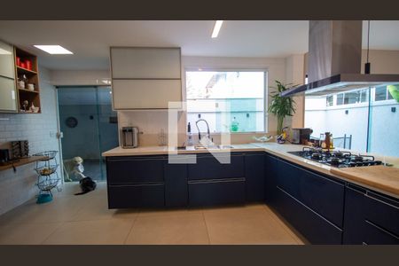 Casa de condomínio à venda com 302m², 5 quartos e 2 vagas Casa de condomínio à venda com 302m², 5 quartos e 2 vagasCozinha