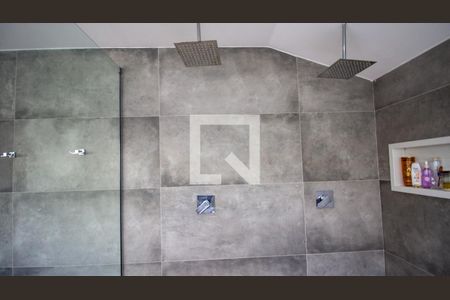 Casa de condomínio à venda com 302m², 5 quartos e 2 vagas Casa de condomínio à venda com 302m², 5 quartos e 2 vagasBanheiro da Suíte 2