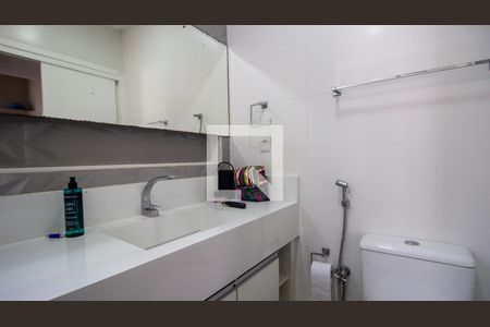 Casa de condomínio à venda com 302m², 5 quartos e 2 vagas Casa de condomínio à venda com 302m², 5 quartos e 2 vagasBanheiro Social