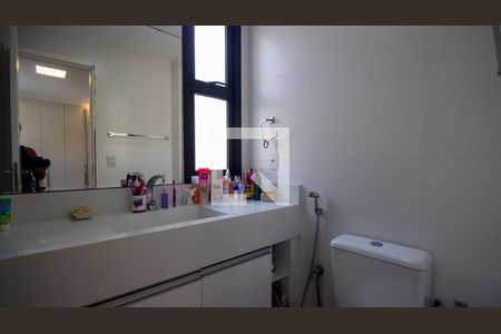 Casa de condomínio à venda com 302m², 5 quartos e 2 vagas Casa de condomínio à venda com 302m², 5 quartos e 2 vagasBanheiro da Suíte 1