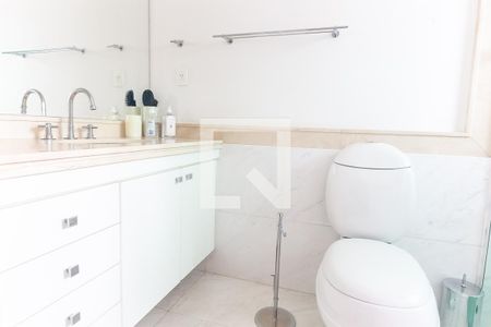 Apartamento à venda com 384m², 4 quartos e 7 vagasBanheiro da Suíte 2