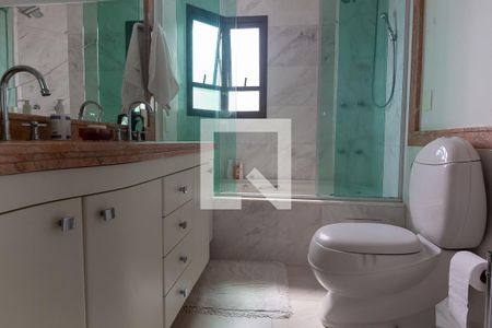 Apartamento à venda com 384m², 4 quartos e 7 vagasBanheiro da Suíte 3