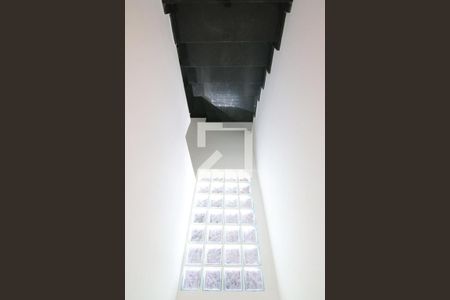 Casa para alugar com 100m², 2 quartos e 2 vagasEscada