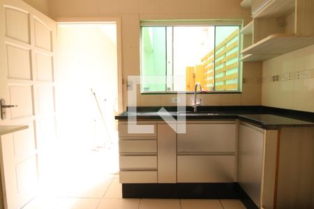 Casa para alugar com 100m², 2 quartos e 2 vagasCozinha