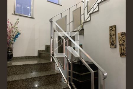 Escada de casa para alugar com 3 quartos, 198m² em Vila Dom Pedro I, São Paulo