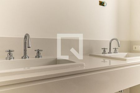 Apartamento à venda com 260m², 4 quartos e 4 vagasBanheiro da Suíte 2 - Toreniras