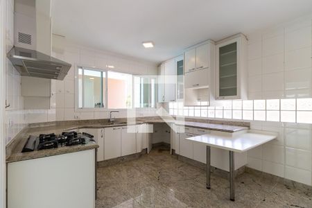 Casa de condomínio para alugar com 600m², 4 quartos e 4 vagasCozinha