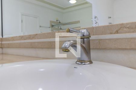 Casa de condomínio para alugar com 600m², 4 quartos e 4 vagasBanheiro da suíte 1