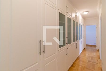 Casa de condomínio para alugar com 600m², 4 quartos e 4 vagasCorredor das suítes - Roupeiro