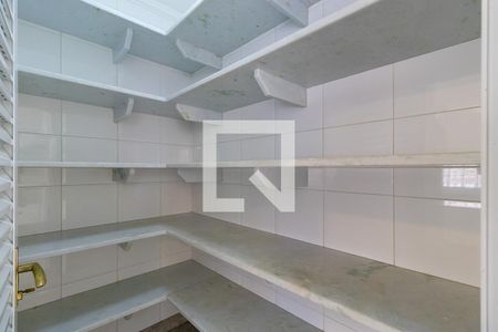 Casa de condomínio para alugar com 600m², 4 quartos e 4 vagasDispensa