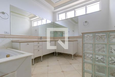 Casa de condomínio para alugar com 600m², 4 quartos e 4 vagasBanheiro da suíte 1