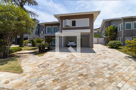 Casa de condomínio para alugar com 600m², 4 quartos e 4 vagasFachada e vagas de garagem