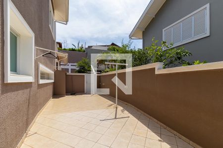 Casa de condomínio para alugar com 600m², 4 quartos e 4 vagasÁrea de serviço - parte externa