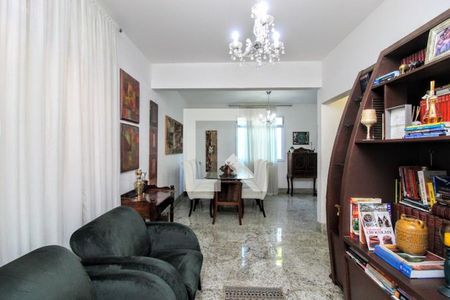 Casa à venda com 4 quartos, 285m² em Santa Lúcia, Belo Horizonte