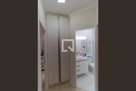 Corredor de apartamento à venda com 2 quartos, 75m² em Vila Angelino Rossi, Campinas