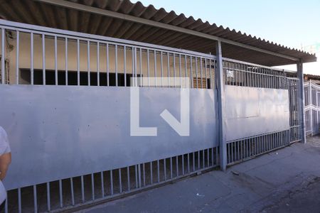 Casa para alugar com 100m², 2 quartos e 2 vagasFachada