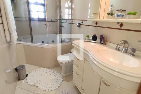 Casa à venda com 220m², 4 quartos e 5 vagas Casa à venda com 220m², 4 quartos e 5 vagasBanheiro suite 1