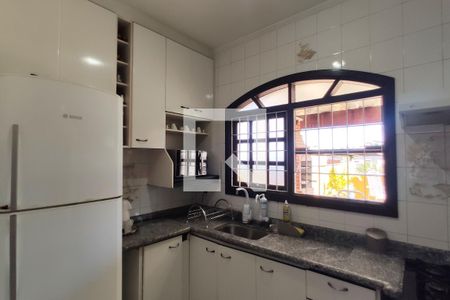 Casa à venda com 220m², 4 quartos e 5 vagas Casa à venda com 220m², 4 quartos e 5 vagasCozinha