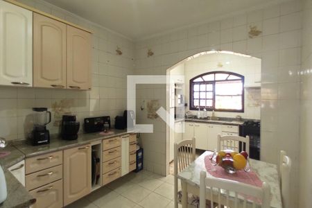 Casa à venda com 220m², 4 quartos e 5 vagas Casa à venda com 220m², 4 quartos e 5 vagasCozinha