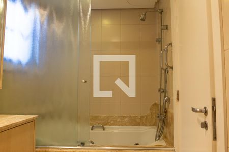 Casa de condomínio para alugar com 228m², 3 quartos e 3 vagasBanheiro da Suíte