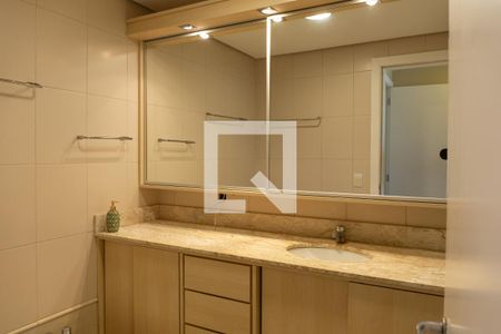 Casa de condomínio para alugar com 228m², 3 quartos e 3 vagasBanheiro da Suíte