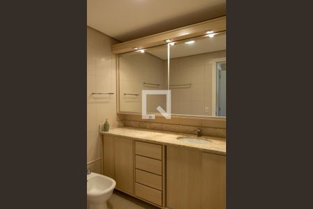 Casa de condomínio para alugar com 228m², 3 quartos e 3 vagasBanheiro da Suíte