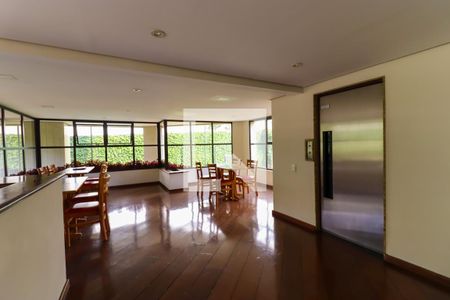 Apartamento à venda com 240m², 4 quartos e 4 vagasÁrea comum - Salão de festas