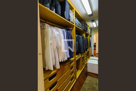 Apartamento à venda com 240m², 4 quartos e 4 vagasCloset da suíte 1