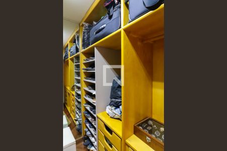 Apartamento à venda com 240m², 4 quartos e 4 vagasCloset da suíte 1