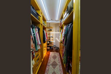 Apartamento à venda com 240m², 4 quartos e 4 vagasCloset da suíte 2