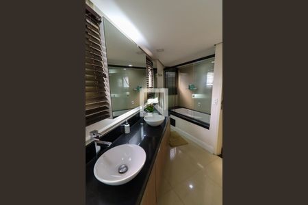 Apartamento à venda com 240m², 4 quartos e 4 vagasBanheiro da Suíte 2