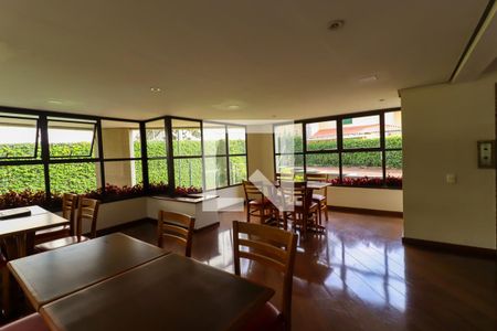 Apartamento à venda com 240m², 4 quartos e 4 vagasÁrea comum - Salão de festas