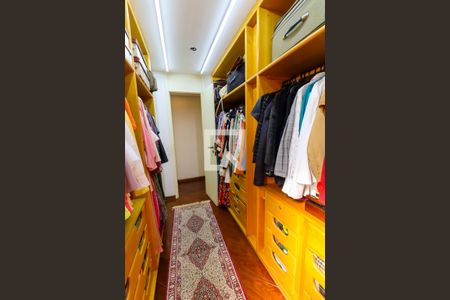 Apartamento à venda com 240m², 4 quartos e 4 vagasCloset da suíte 2
