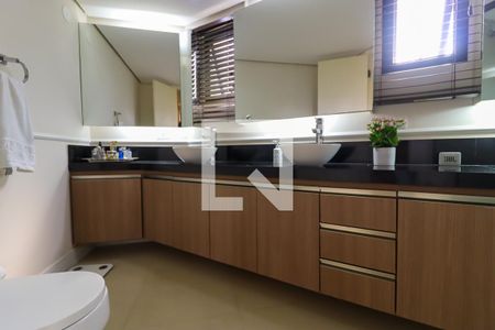 Apartamento à venda com 240m², 4 quartos e 4 vagasBanheiro da Suíte 2