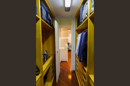 Apartamento à venda com 240m², 4 quartos e 4 vagasCloset da suíte 1