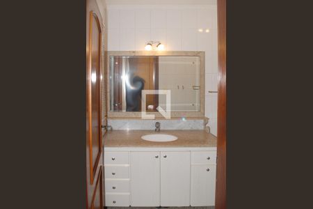 Casa à venda com 218m², 4 quartos e 2 vagasBanheiro 1