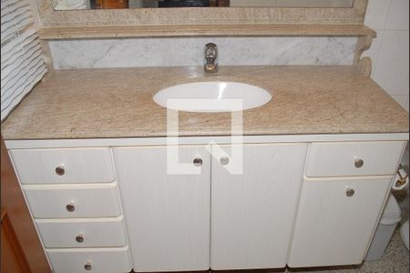 Casa à venda com 218m², 4 quartos e 2 vagasBanheiro 1