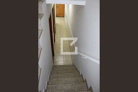 Casa à venda com 240m², 5 quartos e 3 vagasESCADA DE ACESSO A ÁREA DE SERVIÇO