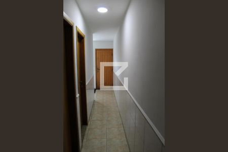 Casa à venda com 240m², 5 quartos e 3 vagasCORREDOR DE ACESSO A ÁREA DE SERVIÇO