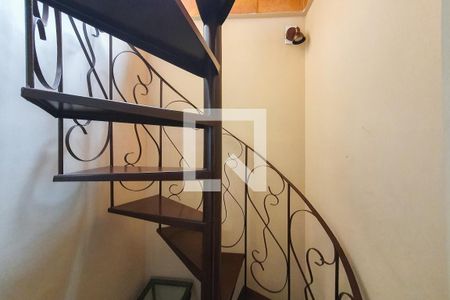 Casa à venda com 190m², 2 quartos e 2 vagas Casa à venda com 190m², 2 quartos e 2 vagasEscada para terraço