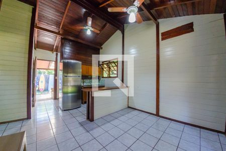 Sala de casa de condomínio para alugar com 2 quartos, 60m² em Barra da Lagoa, Florianópolis