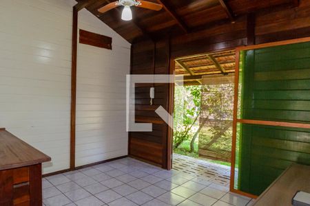 Sala de casa de condomínio para alugar com 2 quartos, 60m² em Barra da Lagoa, Florianópolis