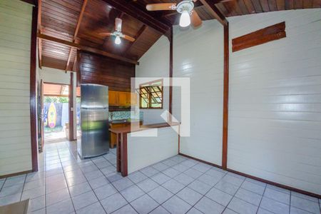 Sala de casa de condomínio para alugar com 2 quartos, 60m² em Barra da Lagoa, Florianópolis