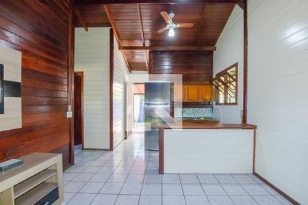 Sala de casa de condomínio para alugar com 2 quartos, 60m² em Barra da Lagoa, Florianópolis